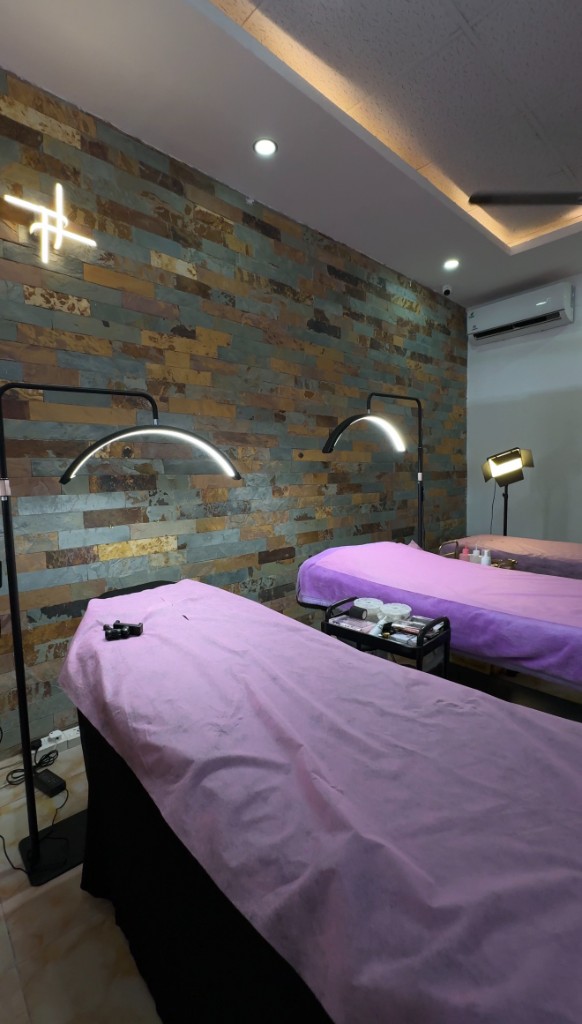 Treatment bed room with lighting setup